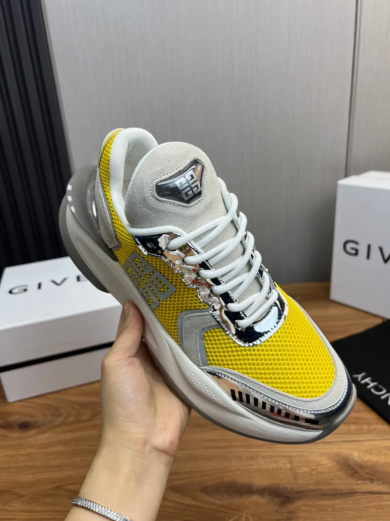 Givenchy Spectre Baskets chunky jaune maille logo métallique 6