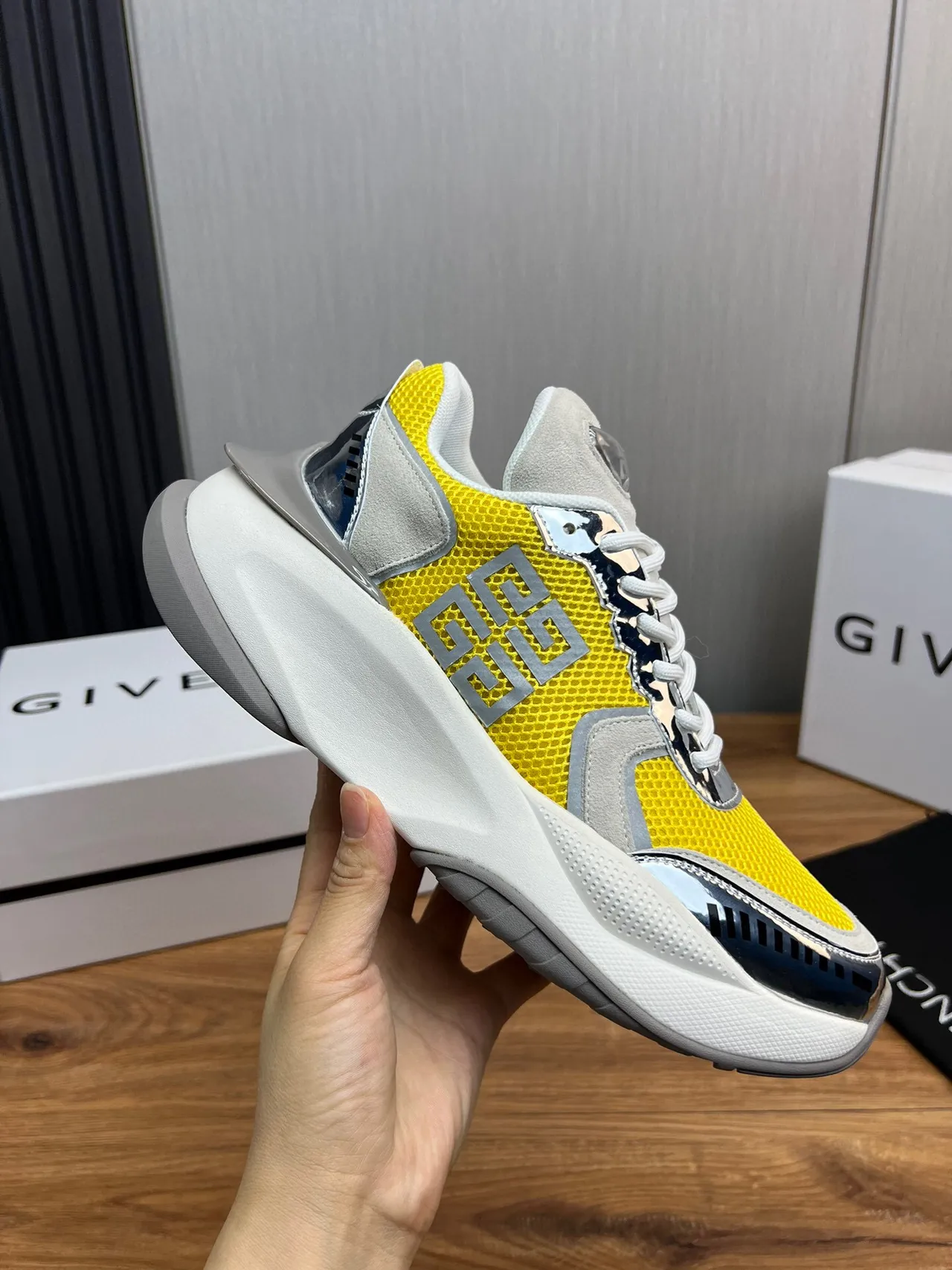 Givenchy Spectre Baskets chunky jaune maille logo métallique 7