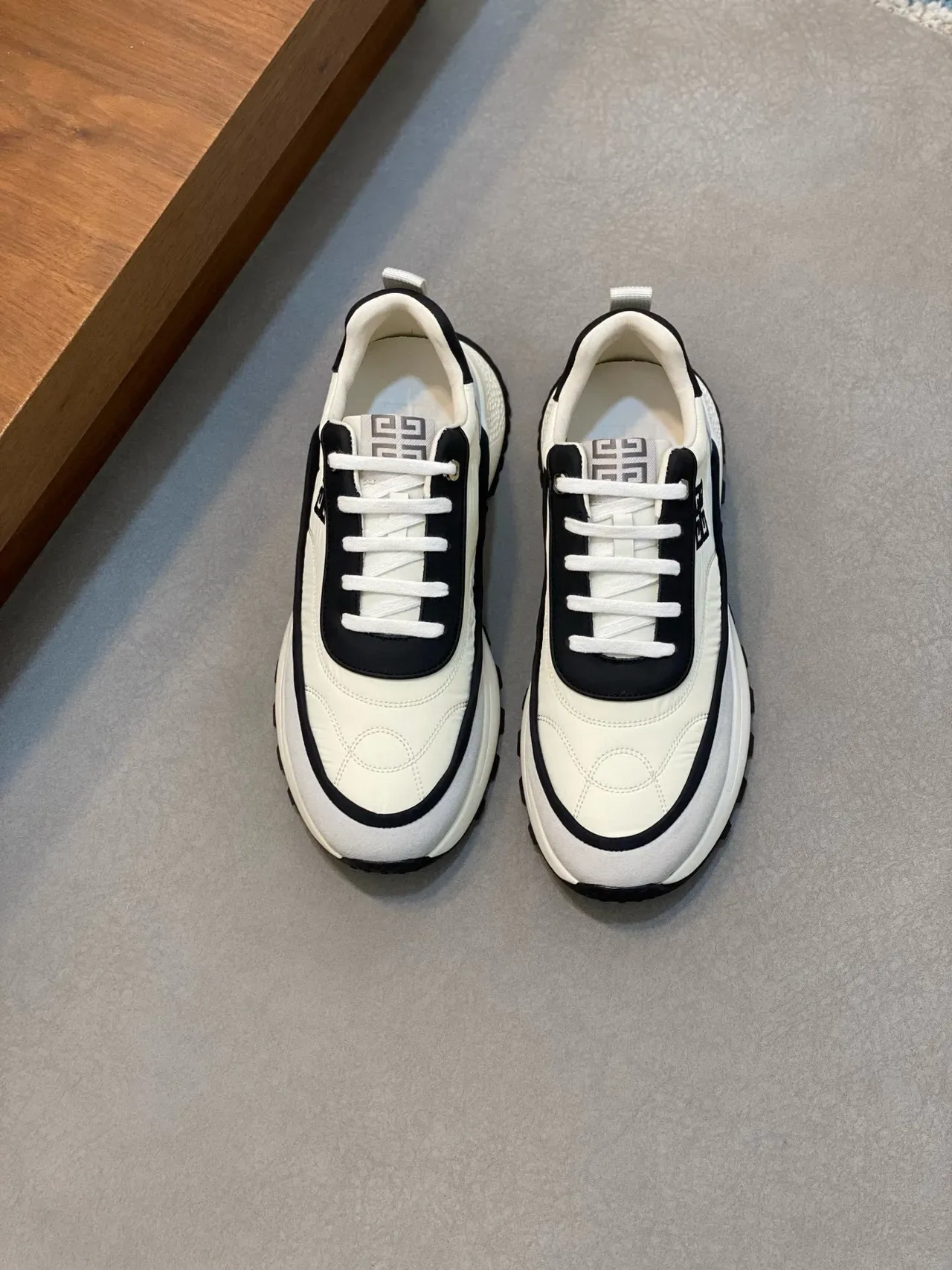 Givenchy Track Trainer Off-White और काला जीवनशैली स्नीकर 2
