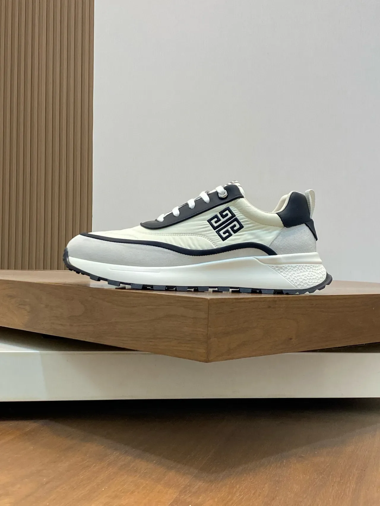 Givenchy Track Trainer Off-White और काला जीवनशैली स्नीकर 3