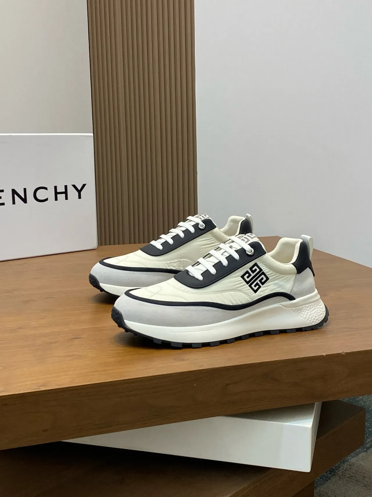 Givenchy Track Trainer Off-White और काला जीवनशैली स्नीकर 4