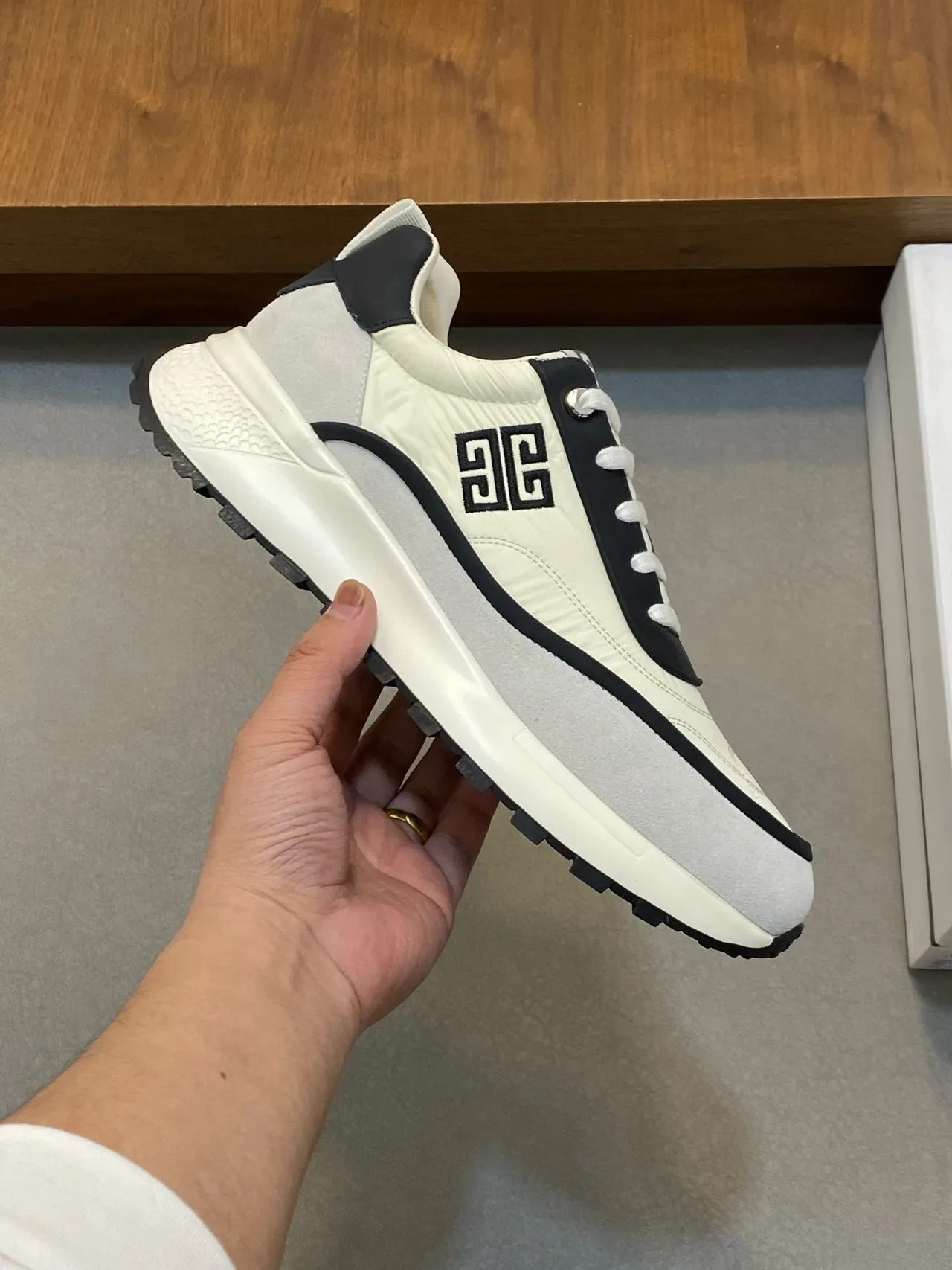 Givenchy Track Trainer Off-White और काला जीवनशैली स्नीकर 5