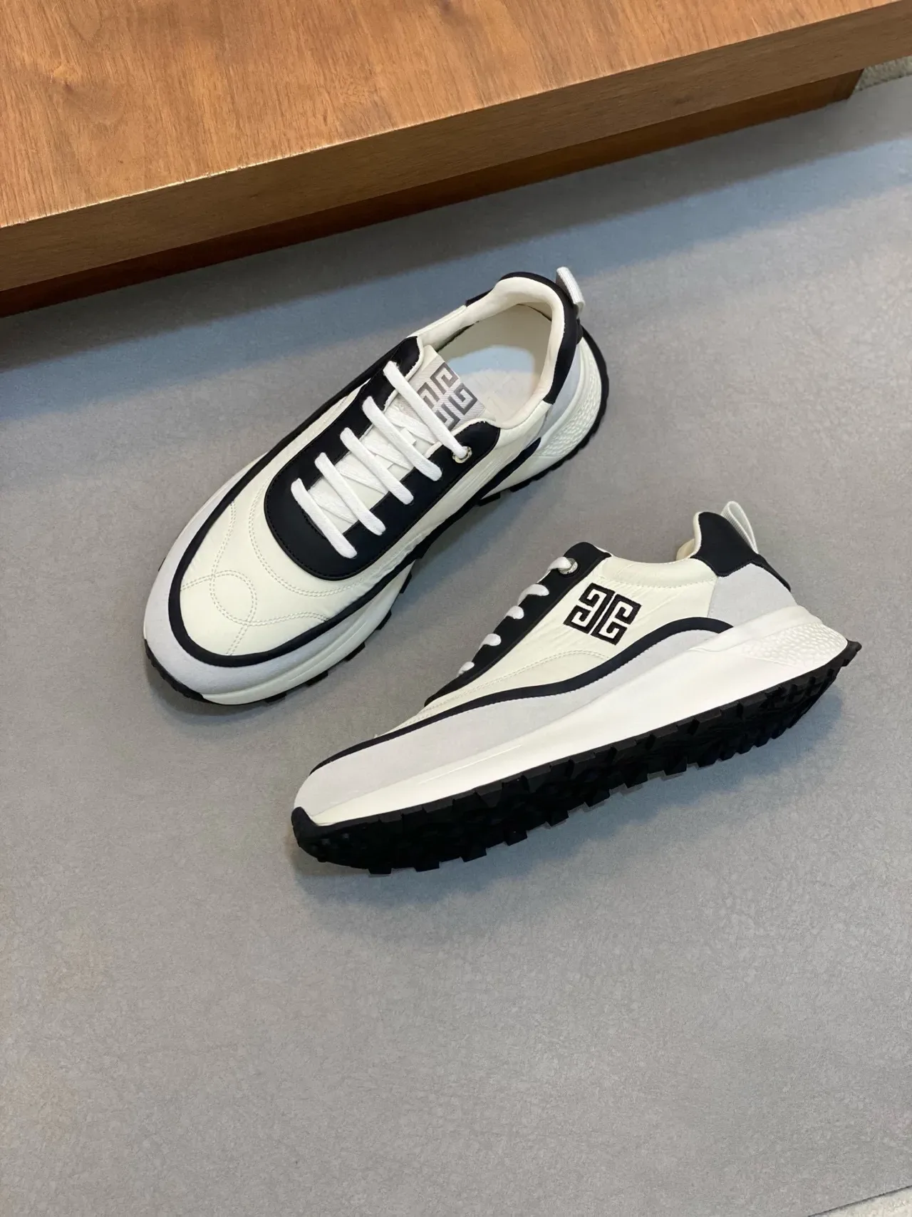 Givenchy Track Trainer Off-White और काला जीवनशैली स्नीकर 6
