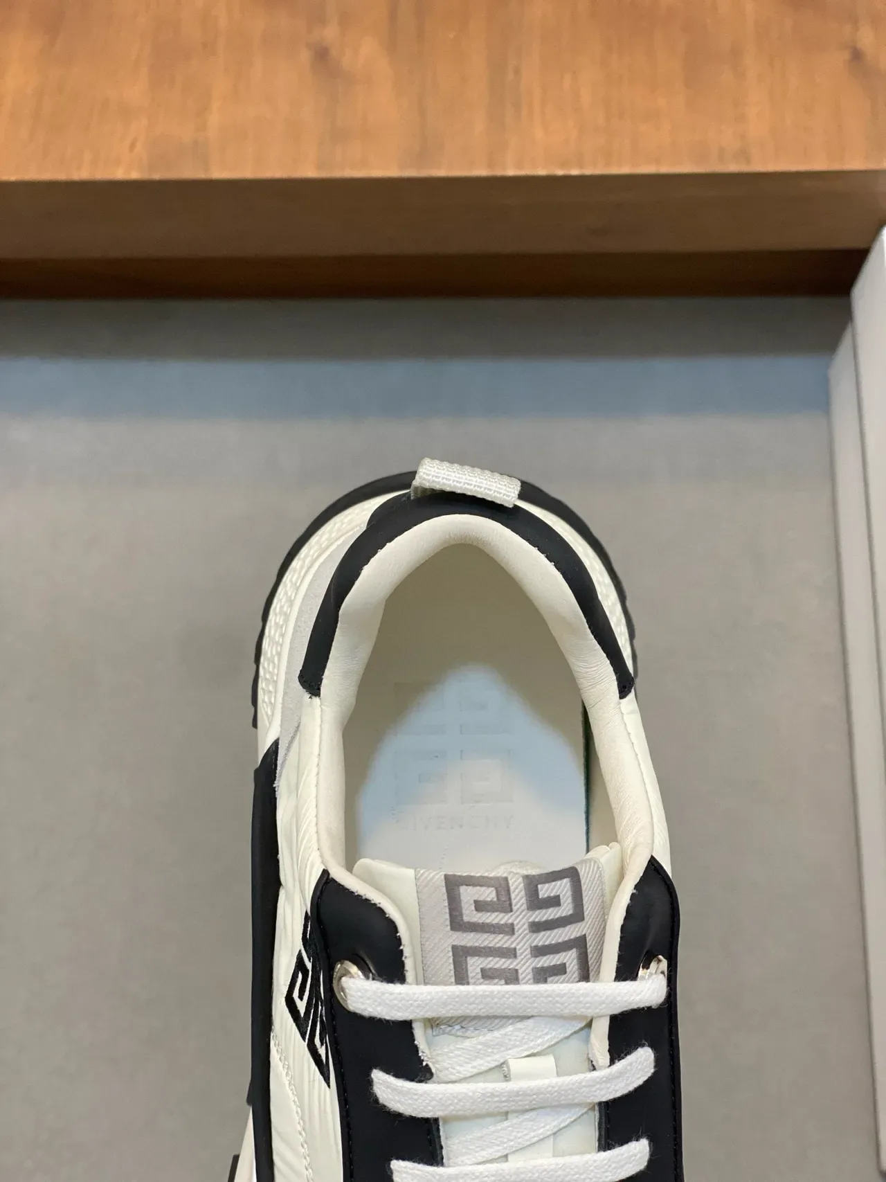 Givenchy Track Trainer Off-White और काला जीवनशैली स्नीकर 7
