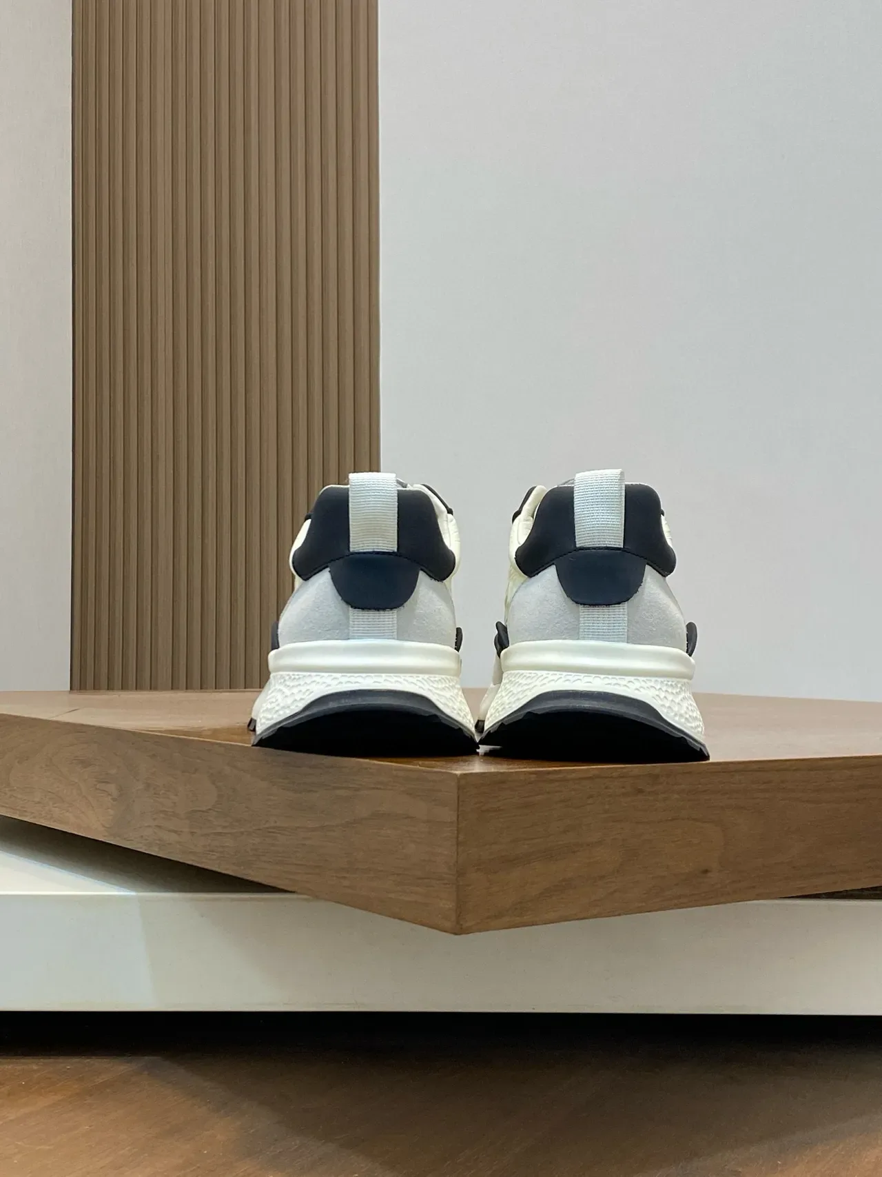 Givenchy Track Trainer Off-White और काला जीवनशैली स्नीकर 8
