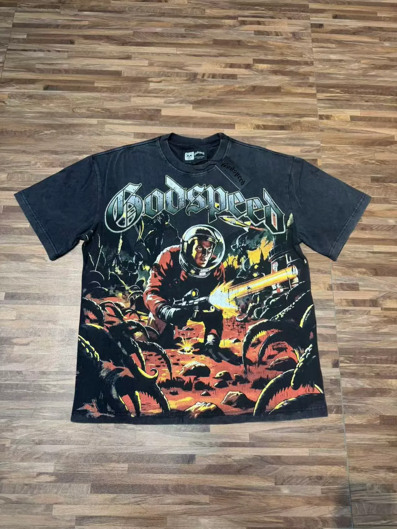 Camiseta gráfica Godspeed negra desgastada astronauta de combate 2