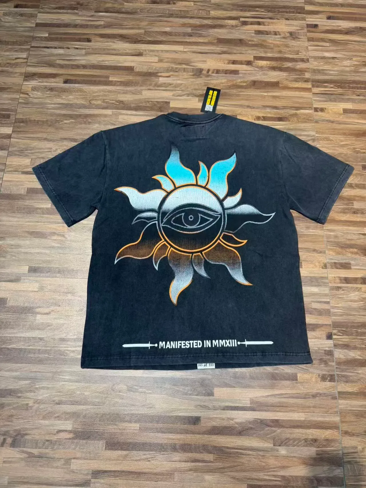 Camiseta gráfica Godspeed negra desgastada astronauta de combate 3