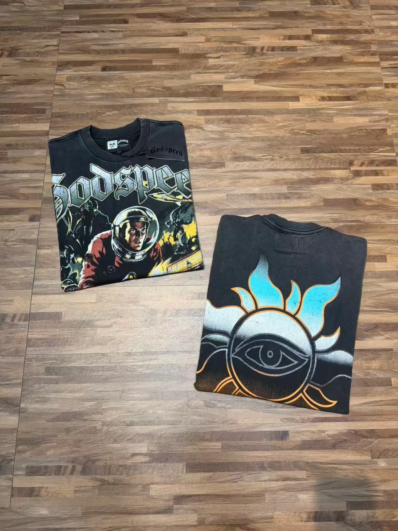Camiseta gráfica Godspeed negra desgastada astronauta de combate 4