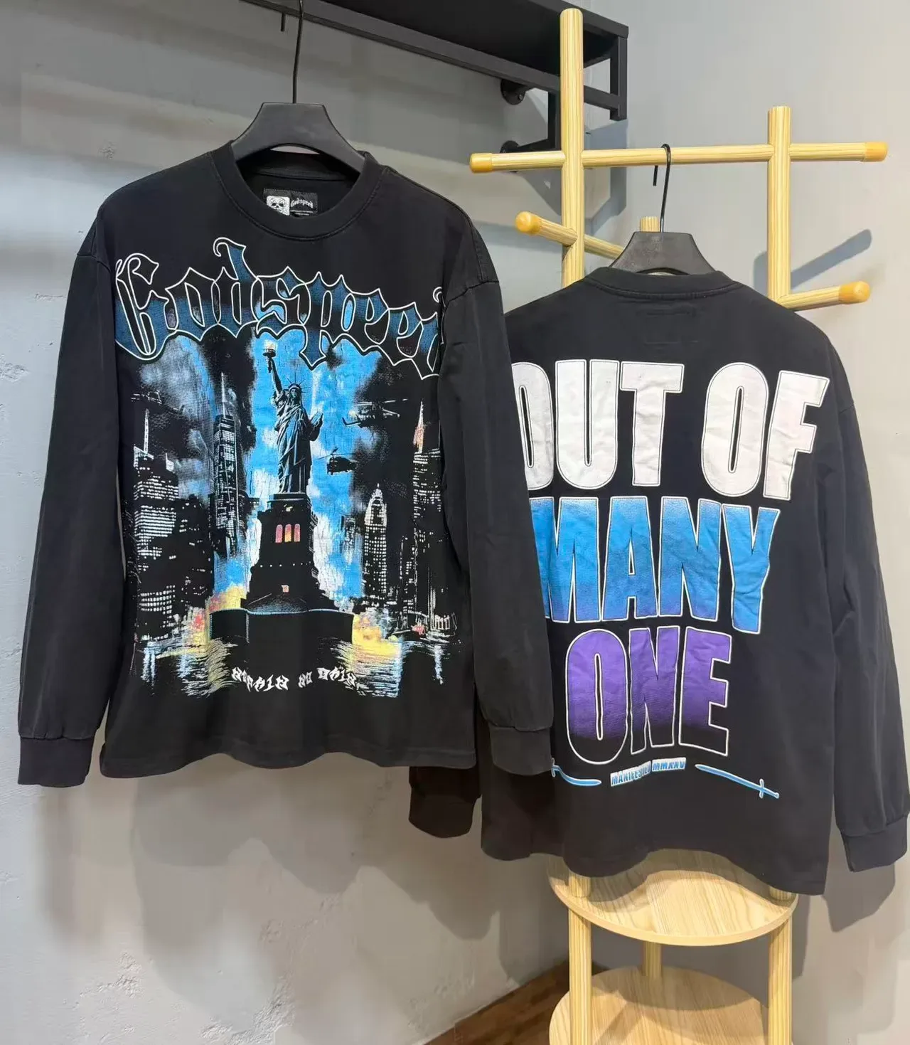 Camiseta gráfica de manga longa Godspeed Out of Many One 5