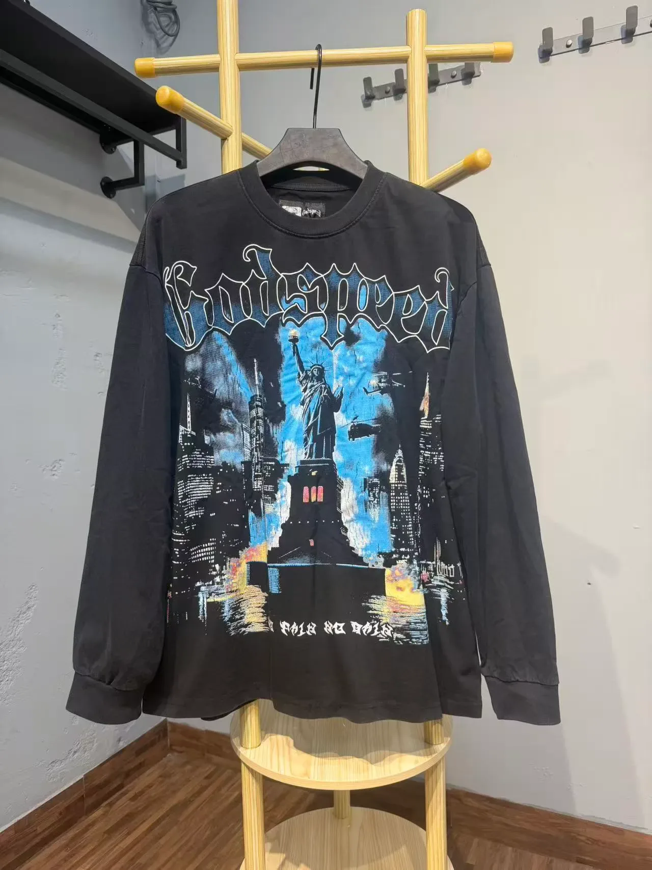 Camiseta gráfica de manga longa Godspeed Out of Many One 6