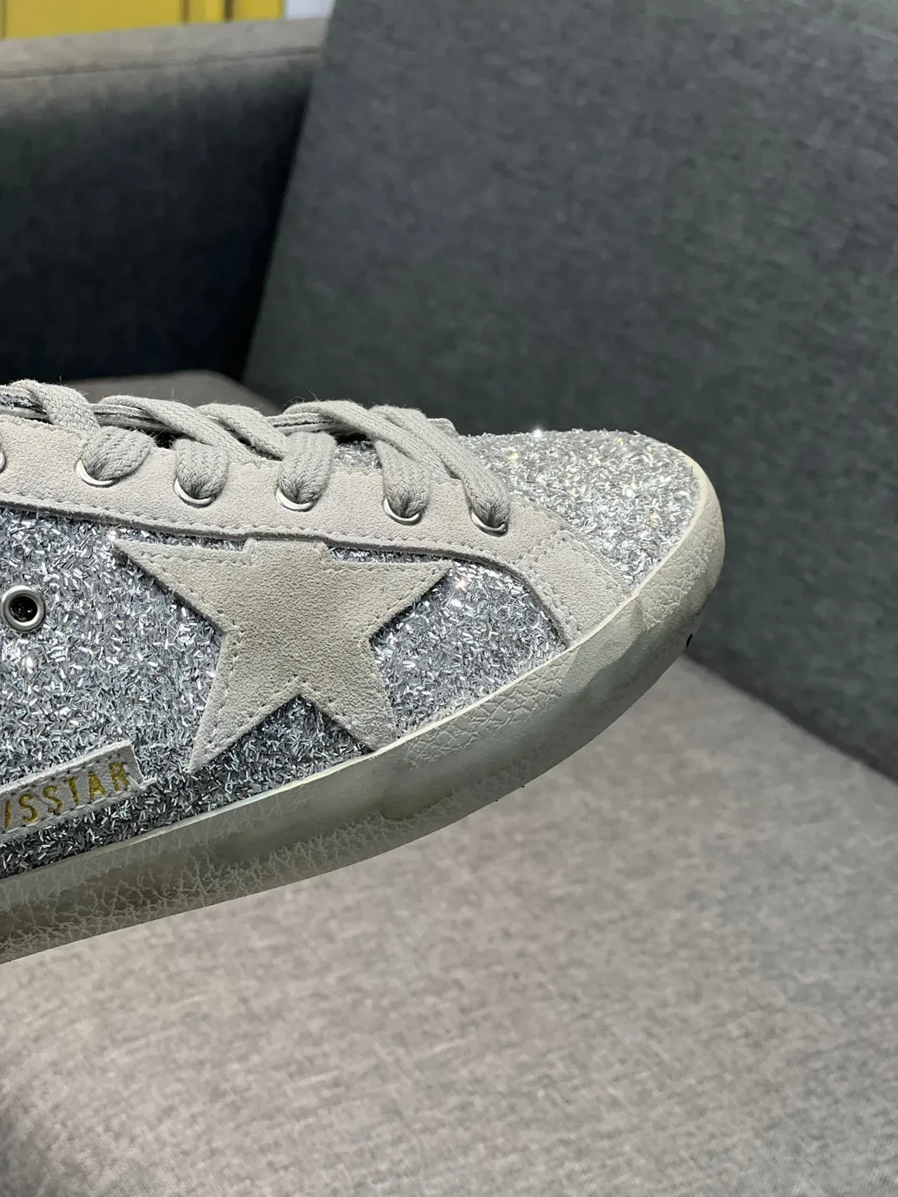 Golden Goose Superstar Plata Brillante Marino Tacón zapatillas lifestyle 3