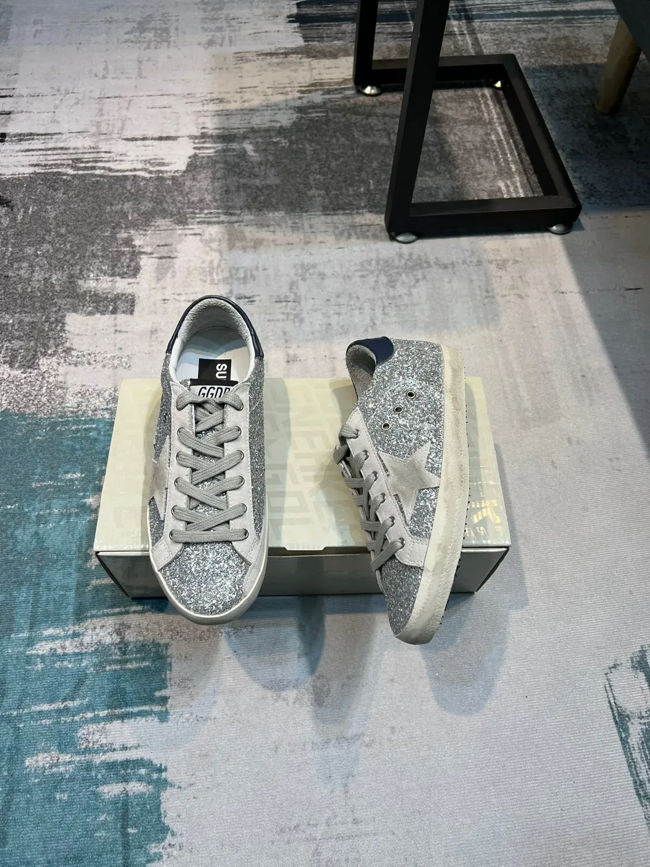 Golden Goose Superstar Plata Brillante Marino Tacón zapatillas lifestyle 4