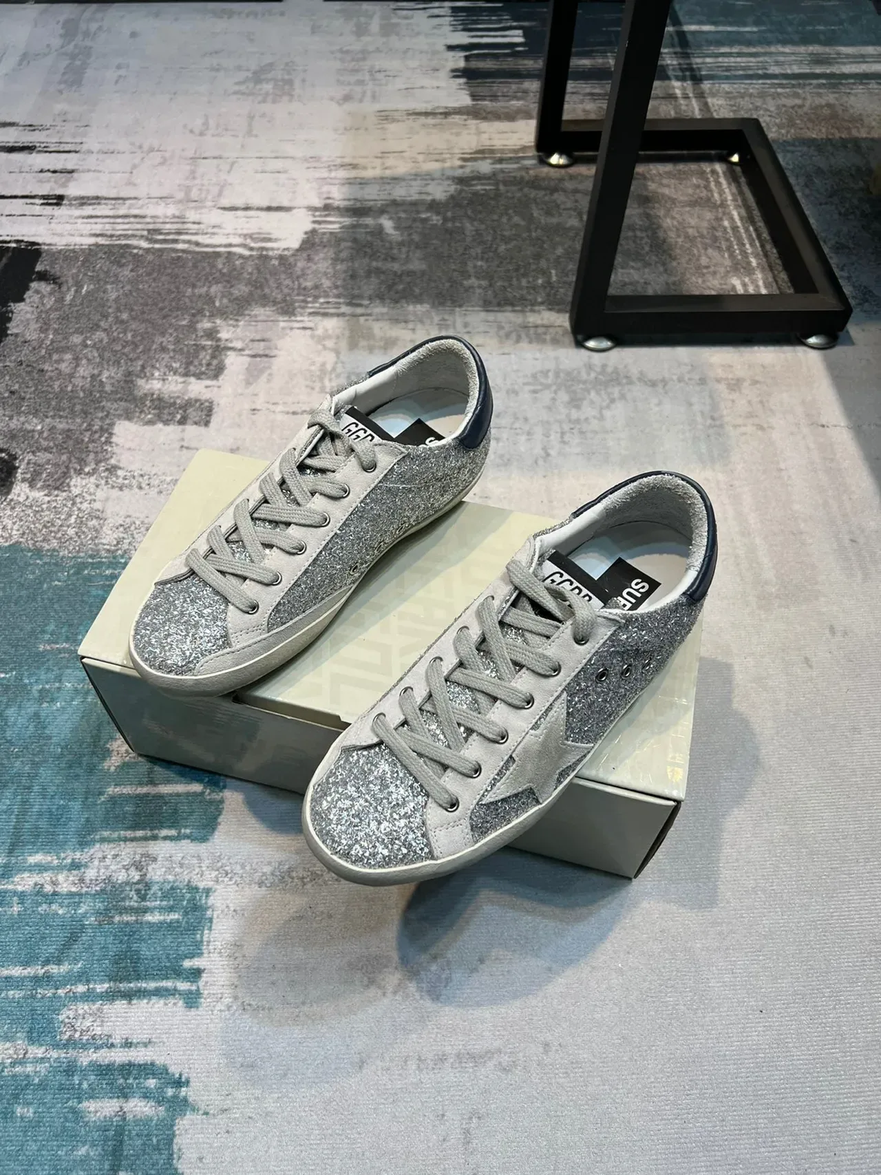 Golden Goose Superstar Plata Brillante Marino Tacón zapatillas lifestyle 5