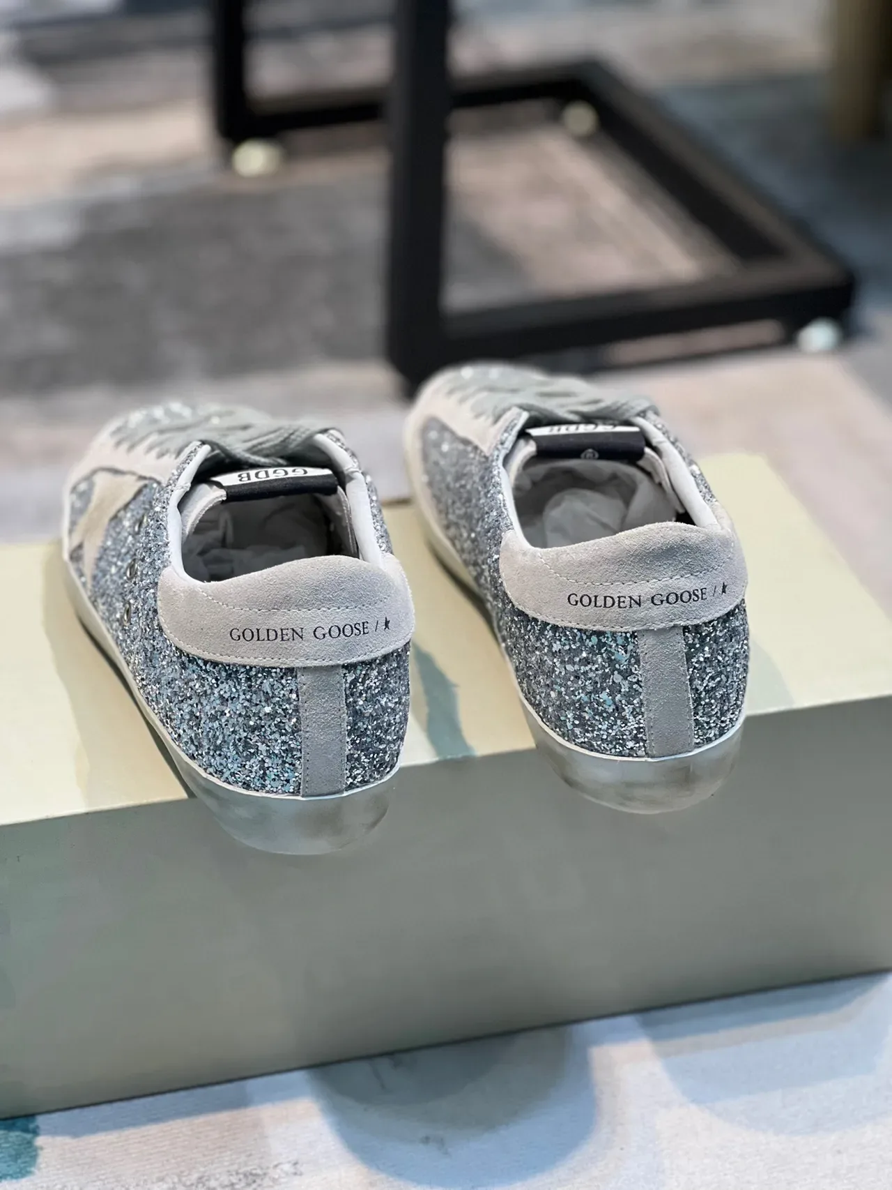 Golden Goose Superstar রুপালি ঝলমলে সুয়েড লাইফস্টাইল স্নিকার 2