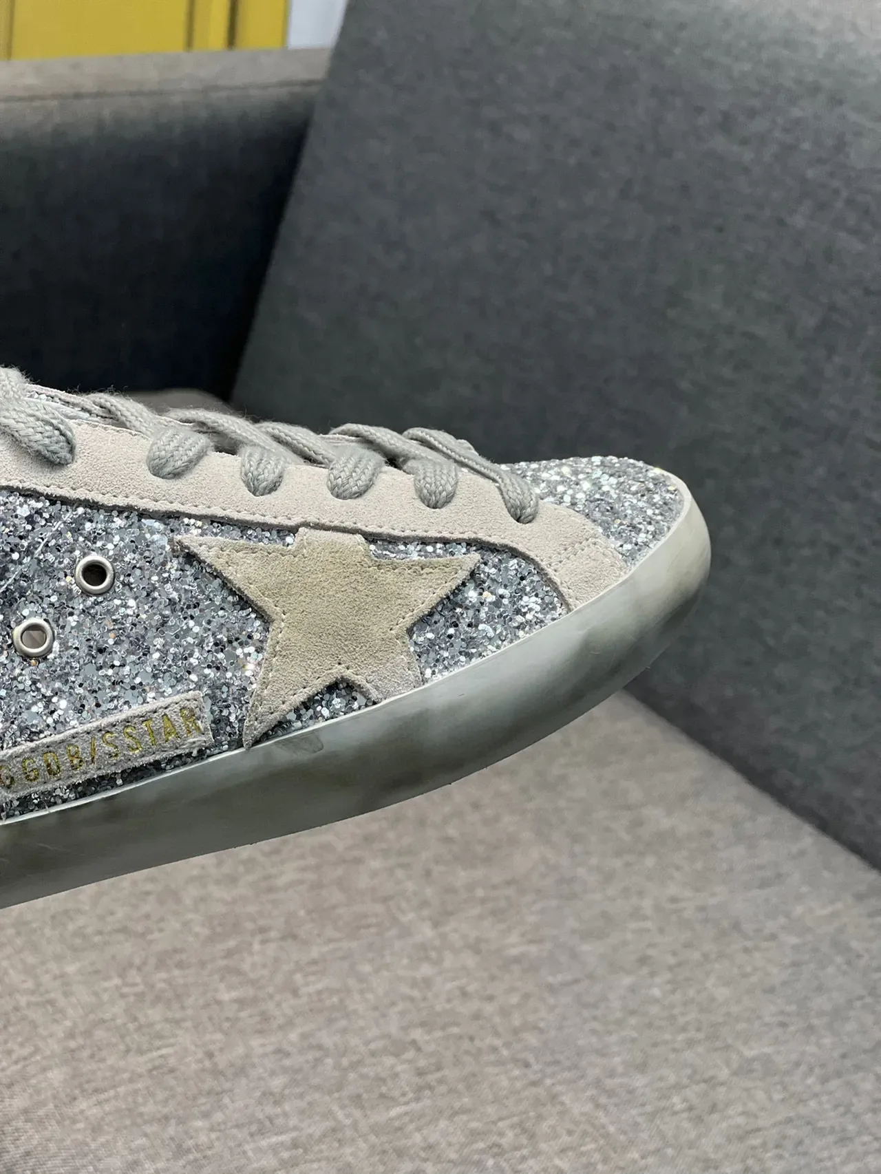 Golden Goose Superstar রুপালি ঝলমলে সুয়েড লাইফস্টাইল স্নিকার 3