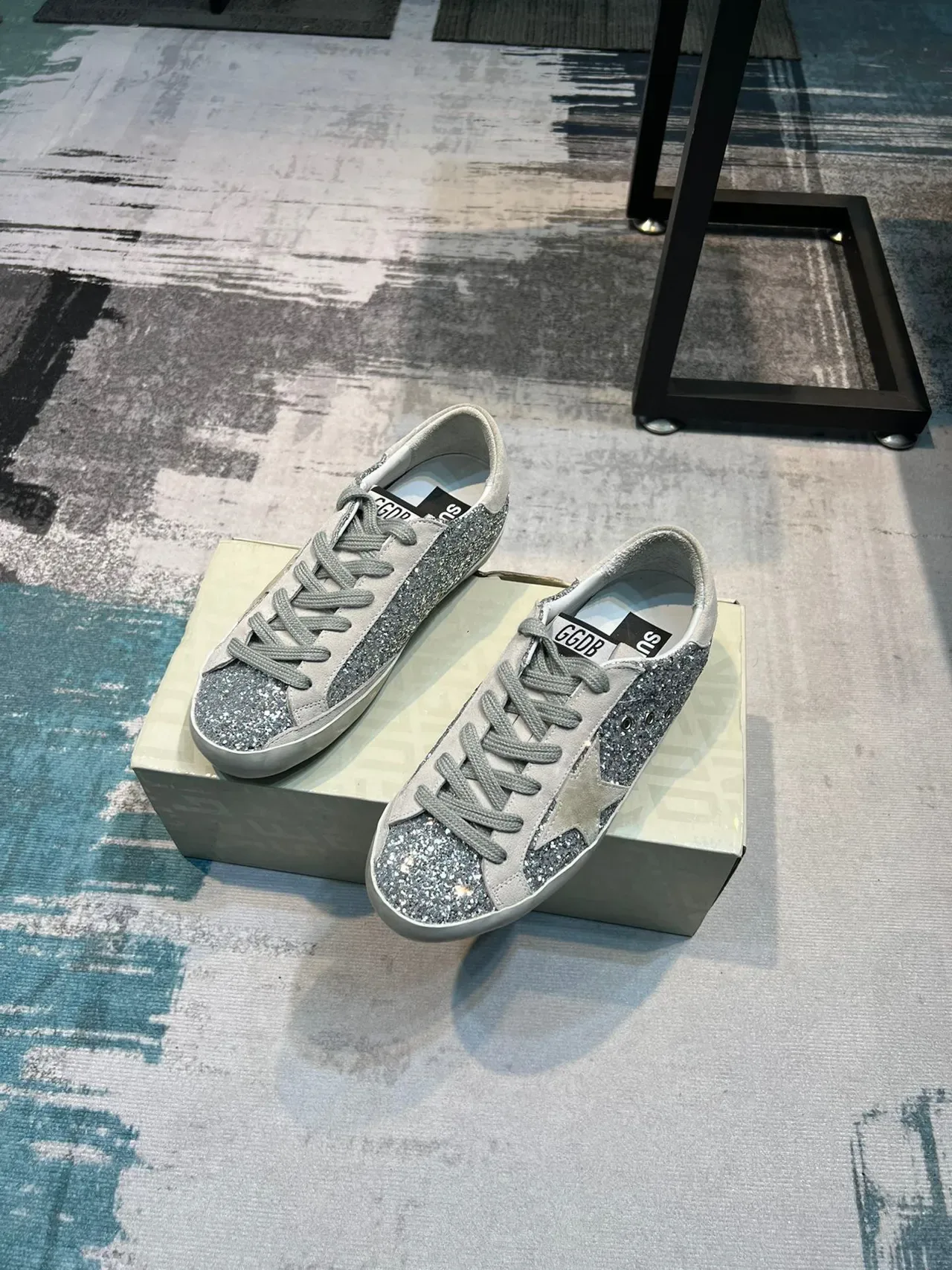 Golden Goose Superstar রুপালি ঝলমলে সুয়েড লাইফস্টাইল স্নিকার 4