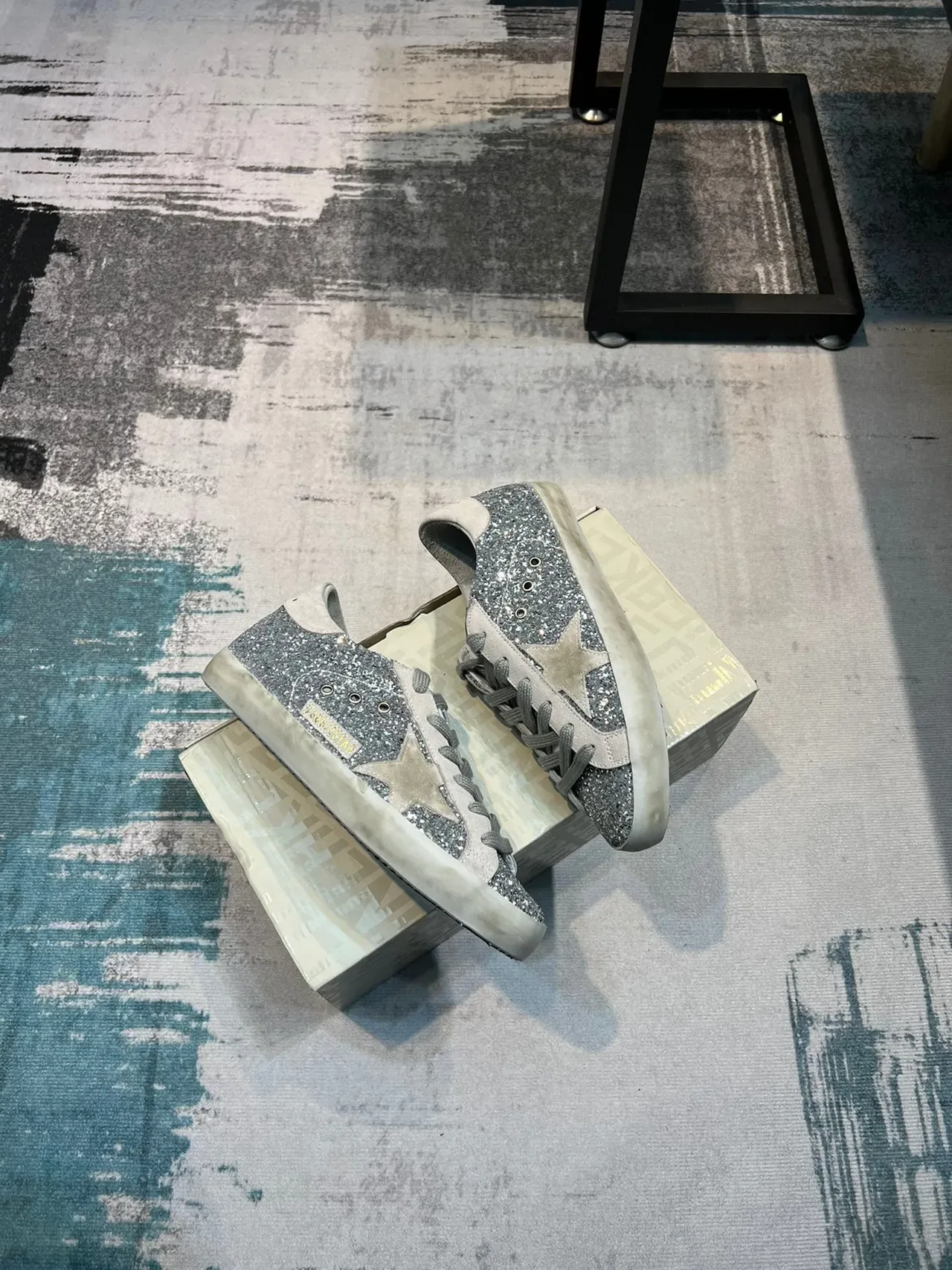 Golden Goose Superstar রুপালি ঝলমলে সুয়েড লাইফস্টাইল স্নিকার 5