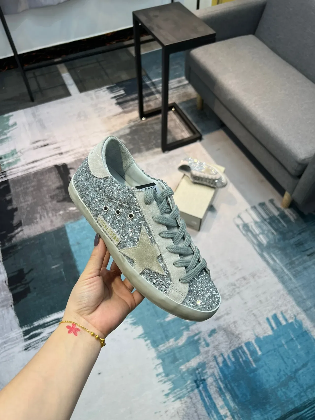 Golden Goose Superstar রুপালি ঝলমলে সুয়েড লাইফস্টাইল স্নিকার 6