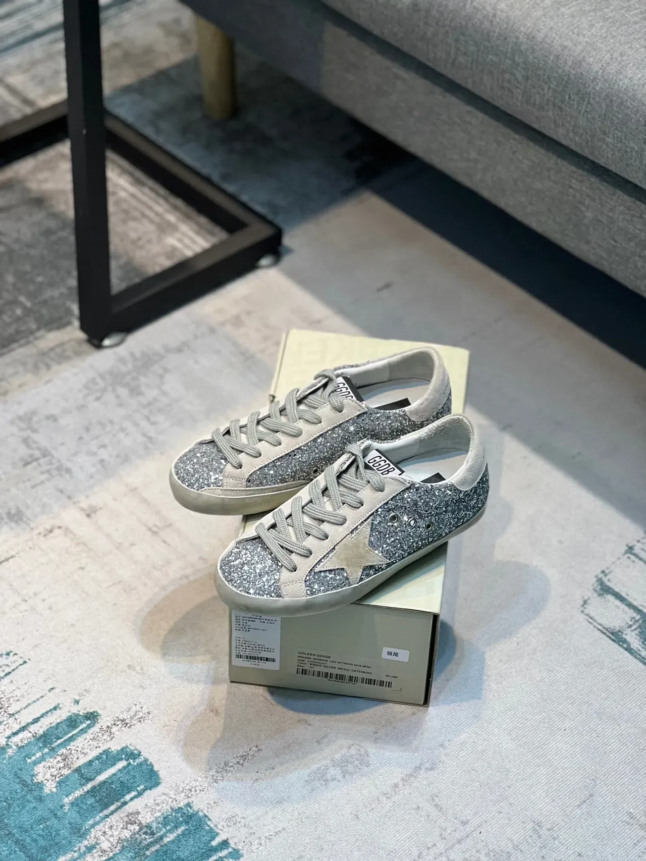 Golden Goose Superstar রুপালি ঝলমলে সুয়েড লাইফস্টাইল স্নিকার 7