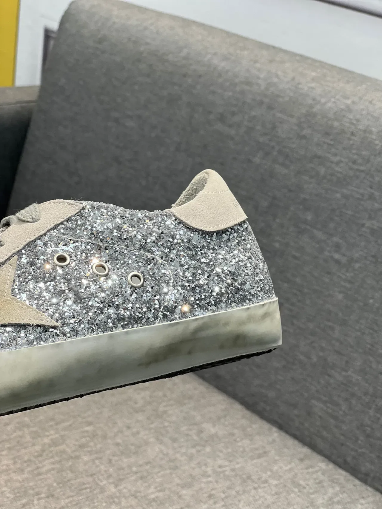 Golden Goose Superstar রুপালি ঝলমলে সুয়েড লাইফস্টাইল স্নিকার 8