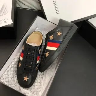 Gucci Ace Sneakers de cuero negro con bordados de abeja y estrella lifestyle