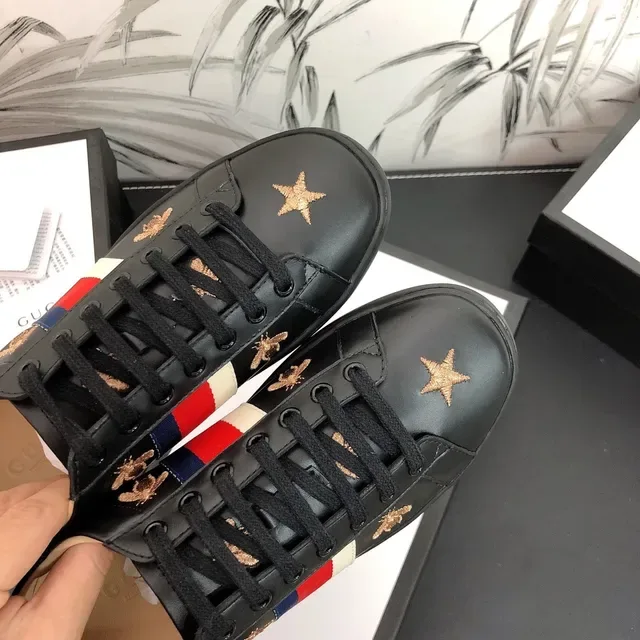 Gucci Ace Sneakers en Cuir Noir Brodées avec Abeille et Étoile Style de Vie 3