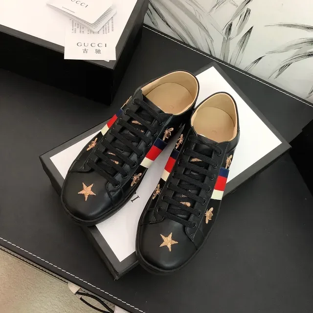 Gucci Ace Sneakers en Cuir Noir Brodées avec Abeille et Étoile Style de Vie 4