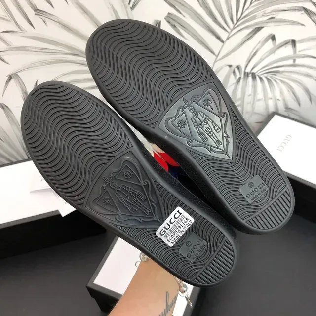 Gucci Ace Sneakers en Cuir Noir Brodées avec Abeille et Étoile Style de Vie 5