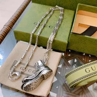 Collier Gucci Ace Argent Vert Pendentif en Forme de Sneaker Métal Poli