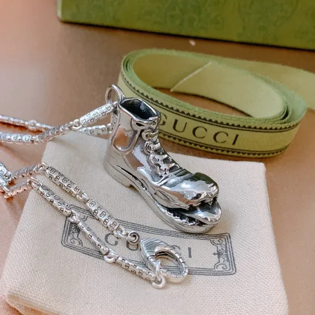 Colar Gucci Ace Pingente Prata Verde Forma de Tênis Metal Polido 2