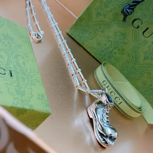 Colar Gucci Ace Pingente Prata Verde Forma de Tênis Metal Polido 3