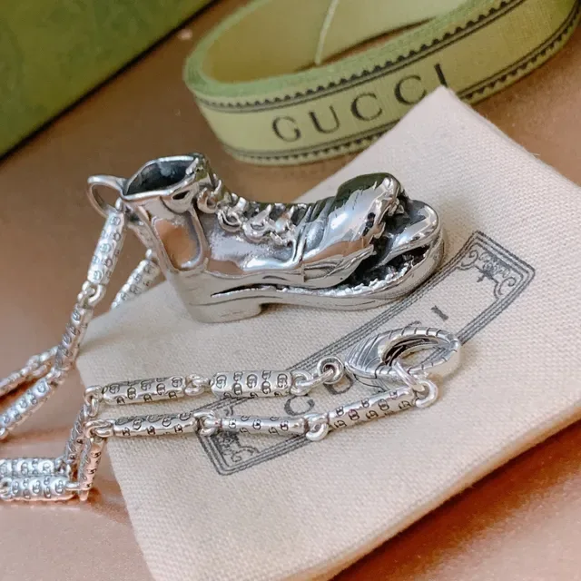 Colar Gucci Ace Pingente Prata Verde Forma de Tênis Metal Polido 4