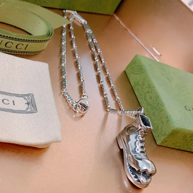 Colar Gucci Ace Pingente Prata Verde Forma de Tênis Metal Polido 5