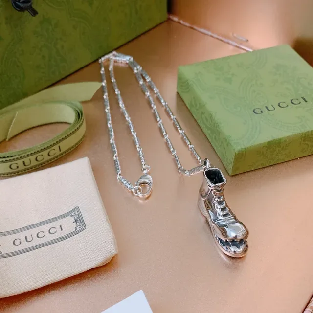 Colar Gucci Ace Pingente Prata Verde Forma de Tênis Metal Polido 6