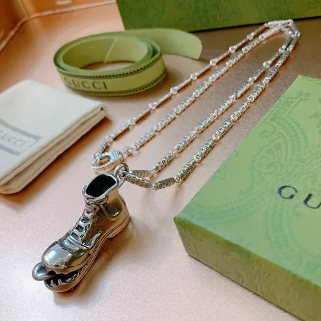 Colar Gucci Ace Pingente Prata Verde Forma de Tênis Metal Polido 7