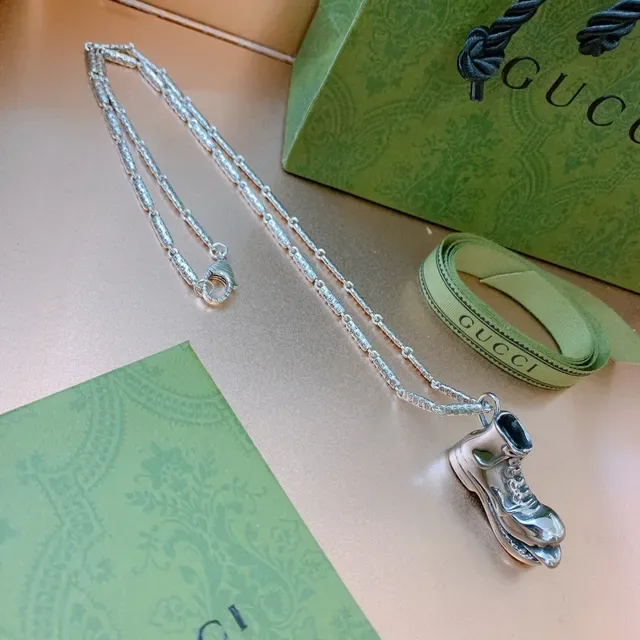 Colar Gucci Ace Pingente Prata Verde Forma de Tênis Metal Polido 8