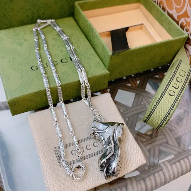 Colar Gucci Ace Pingente Prata Verde Forma de Tênis Metal Polido 9