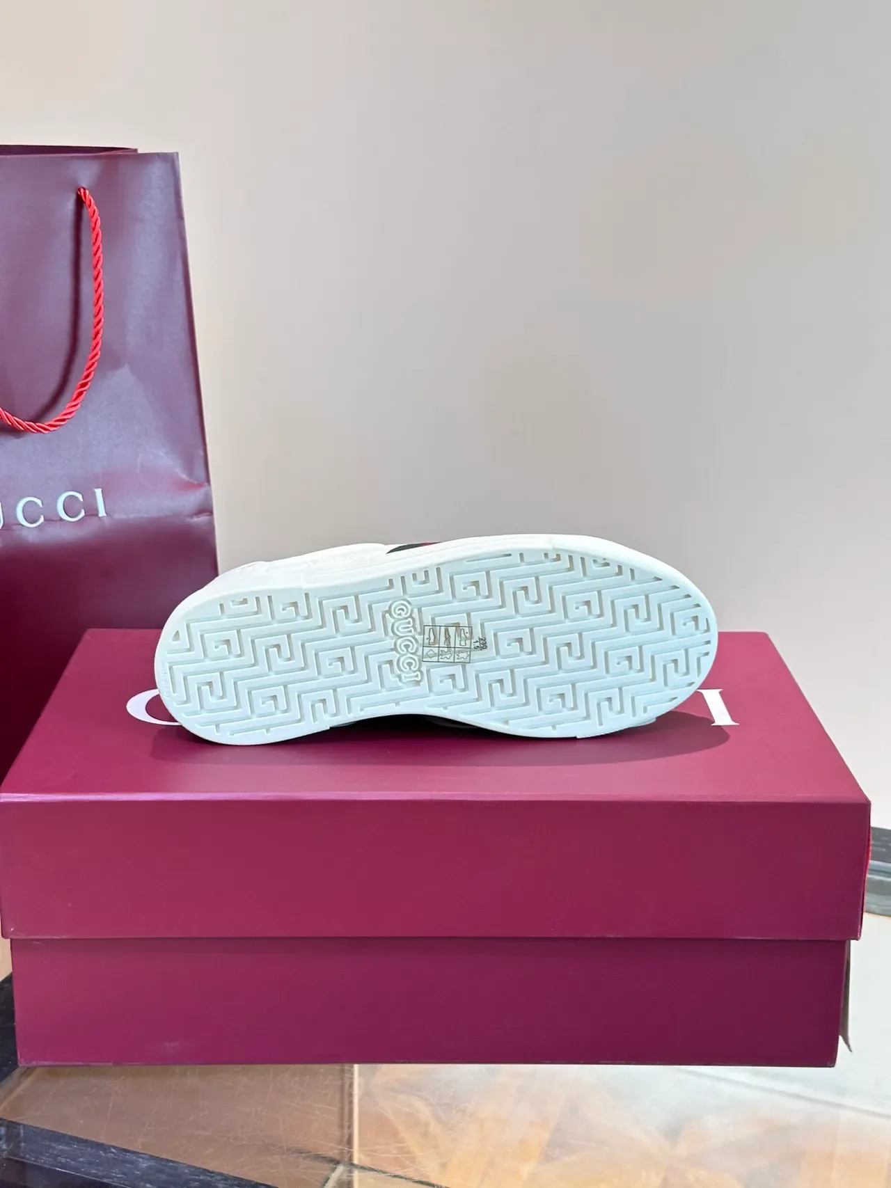 Gucci Ace أبيض embossed GG Web Stripe Lifestyle Sneakers 2