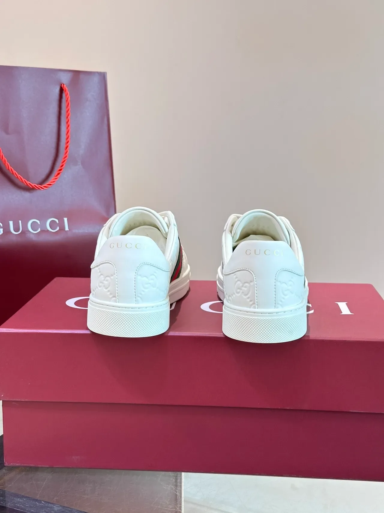 Gucci Ace أبيض embossed GG Web Stripe Lifestyle Sneakers 3