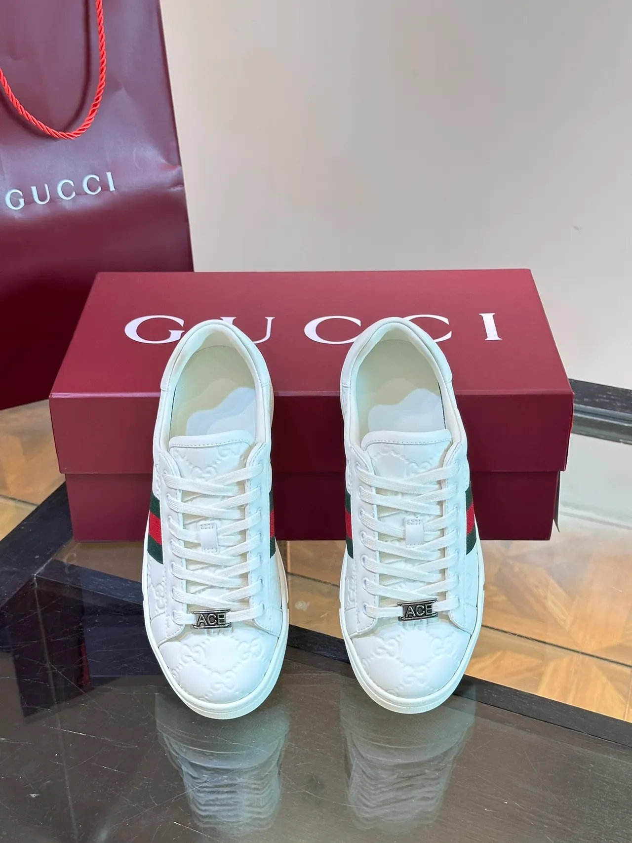 Gucci Ace أبيض embossed GG Web Stripe Lifestyle Sneakers 4
