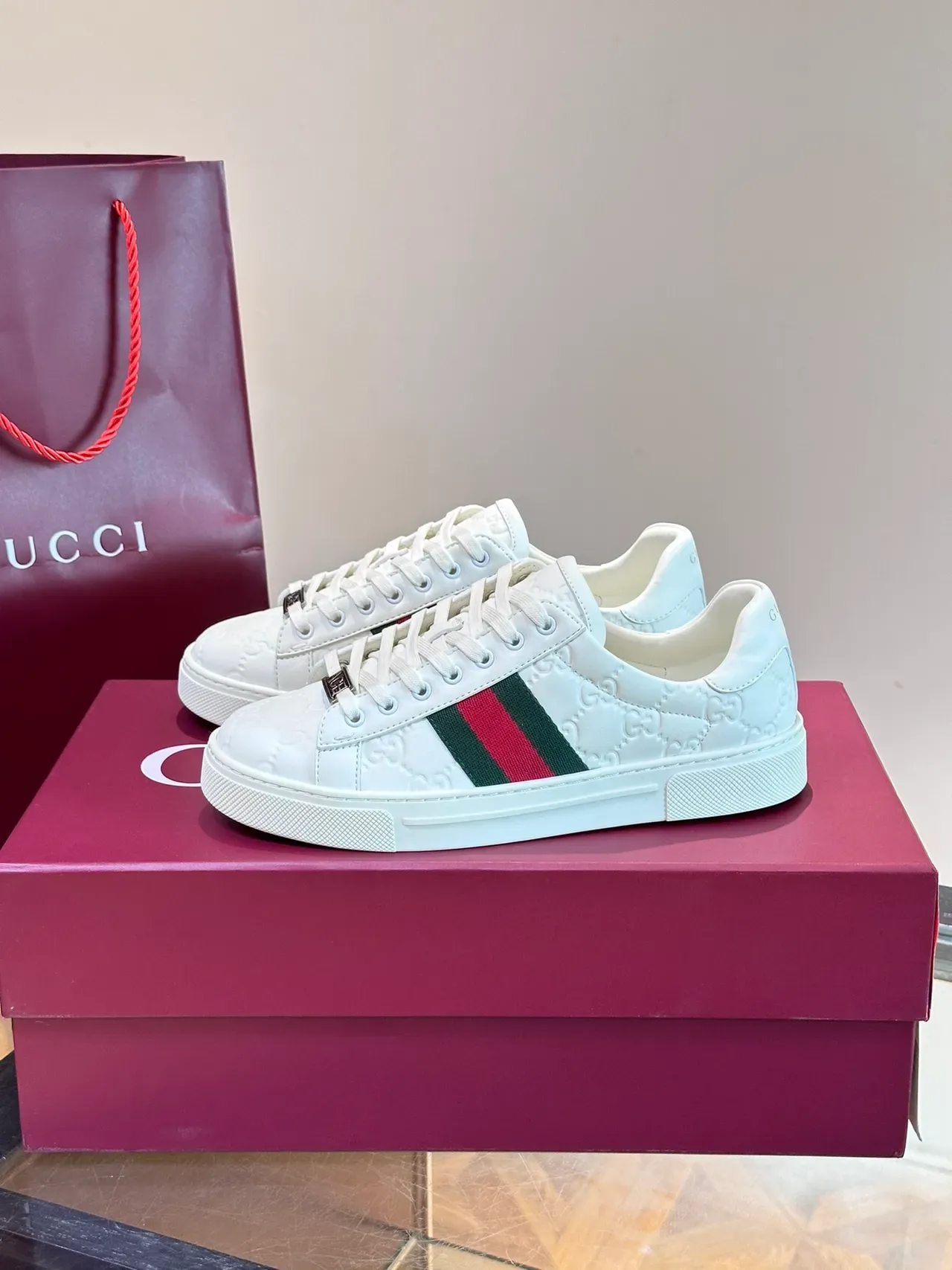 Gucci Ace أبيض embossed GG Web Stripe Lifestyle Sneakers 5