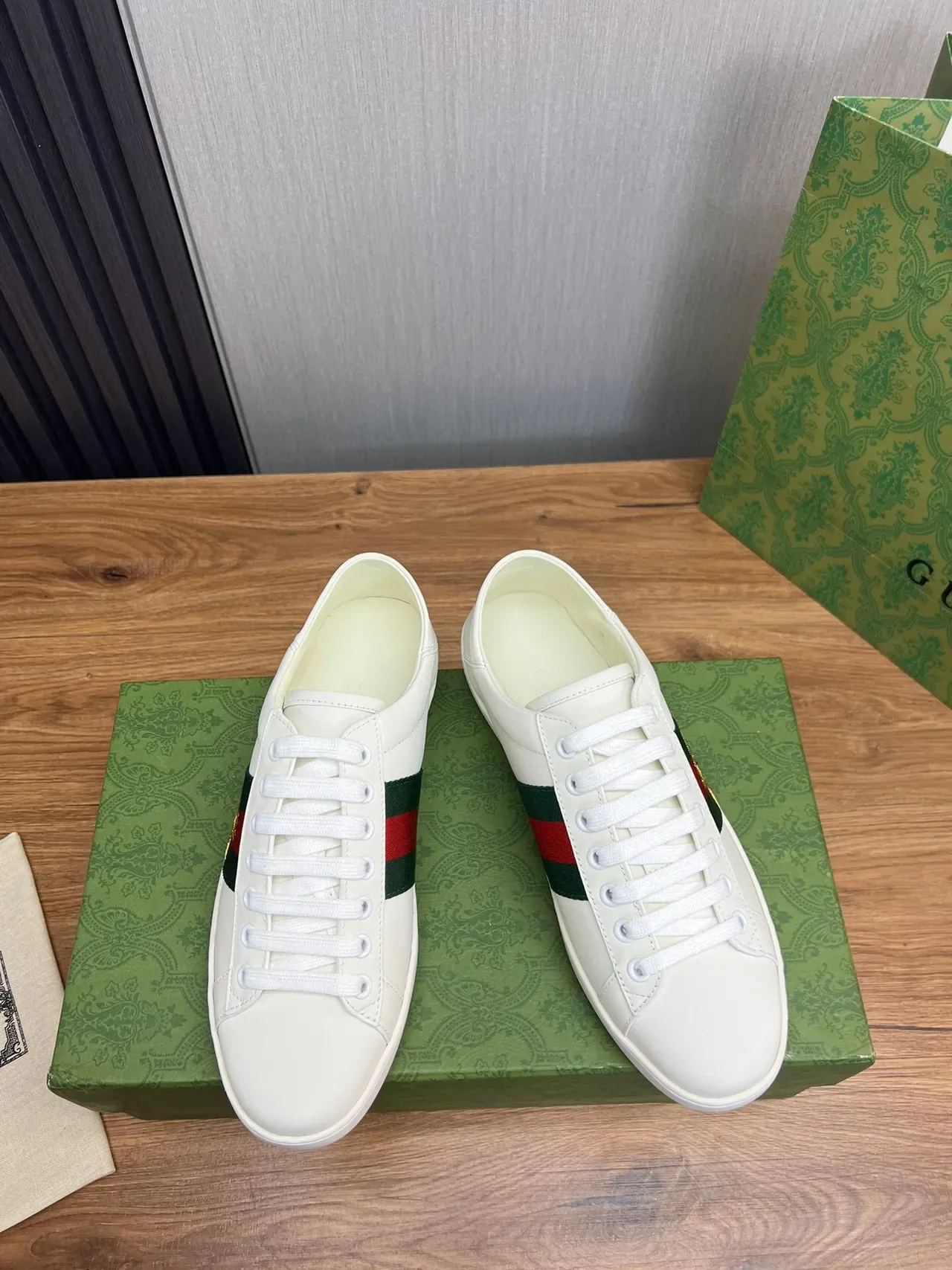 Gucci Ace Sneakers Blanc Vert Rouge Web Rayure Broderie Abeille Style de Vie 2