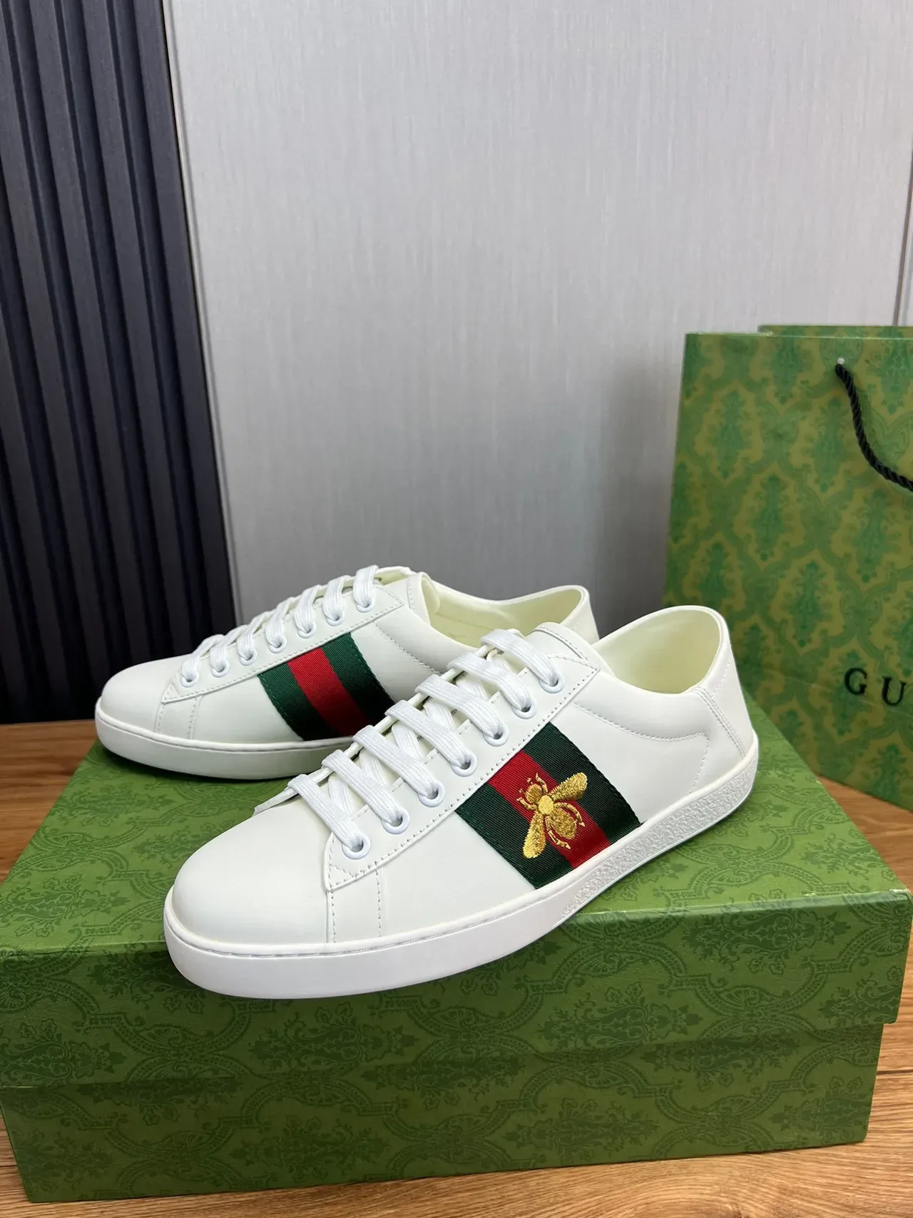 Gucci Ace Sneakers Blanc Vert Rouge Web Rayure Broderie Abeille Style de Vie 3