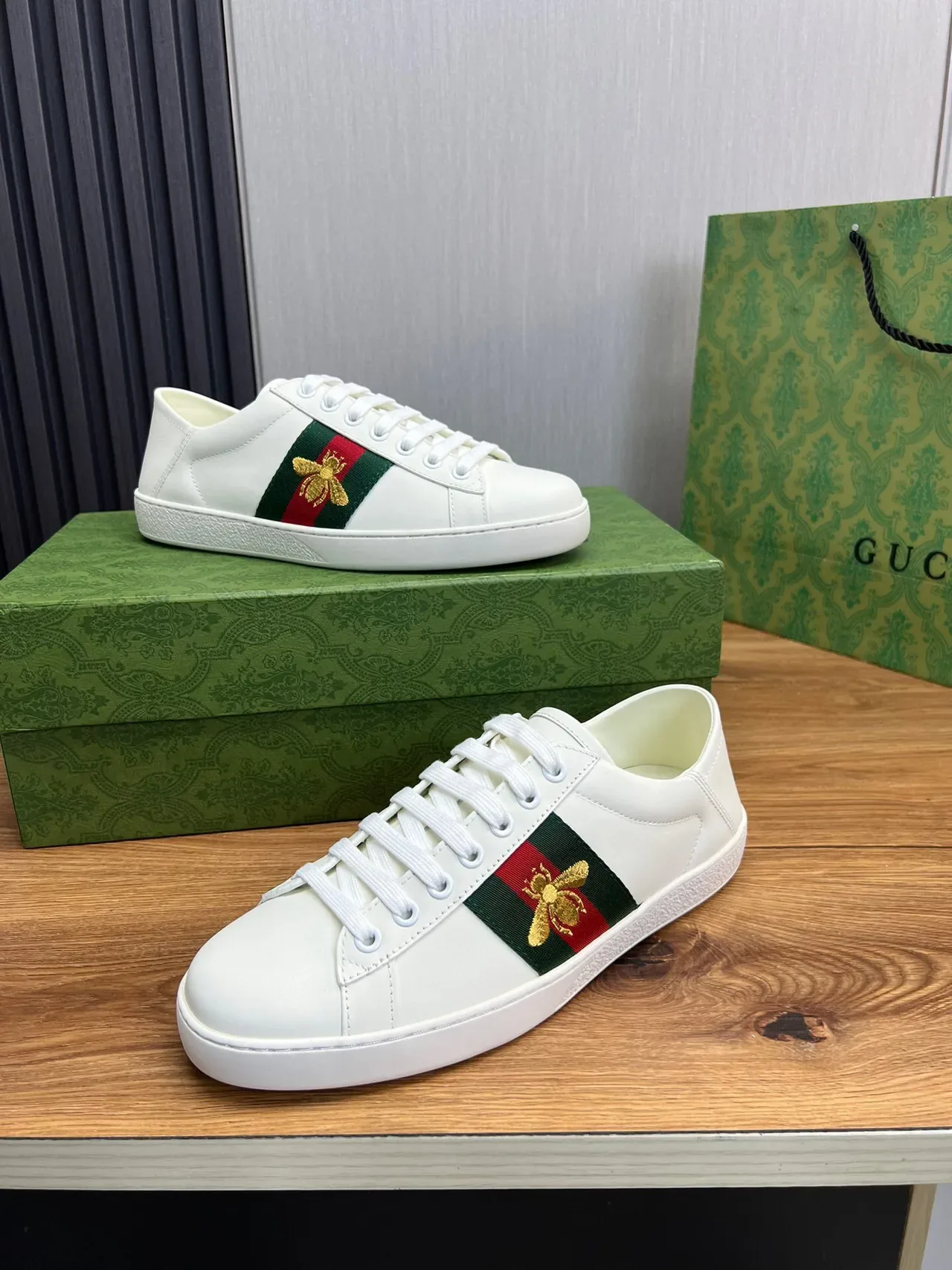 Gucci Ace Sneakers Blanc Vert Rouge Web Rayure Broderie Abeille Style de Vie 4