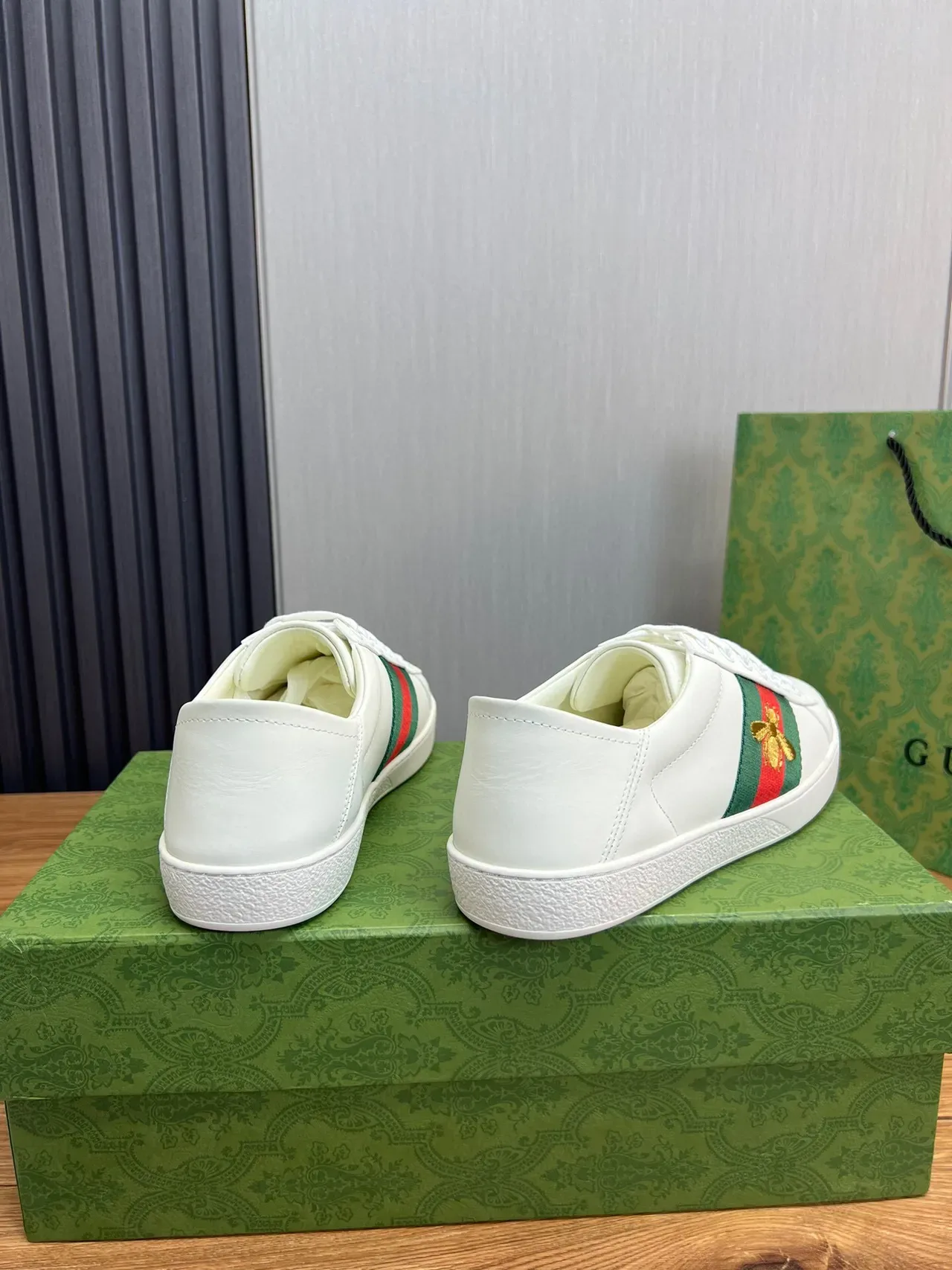 Gucci Ace Sneakers Blanc Vert Rouge Web Rayure Broderie Abeille Style de Vie 5