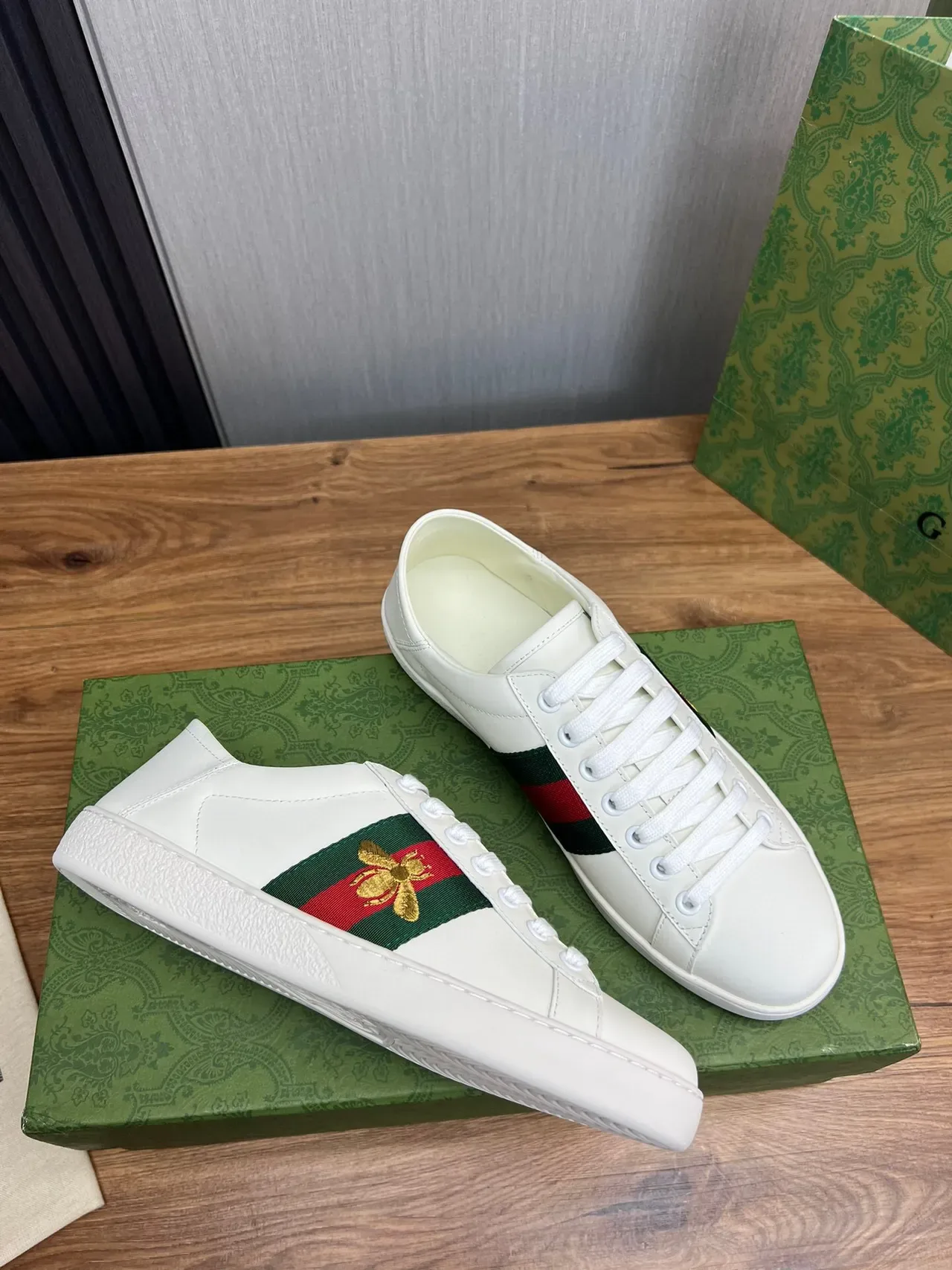 Gucci Ace Sneakers Blanc Vert Rouge Web Rayure Broderie Abeille Style de Vie 6