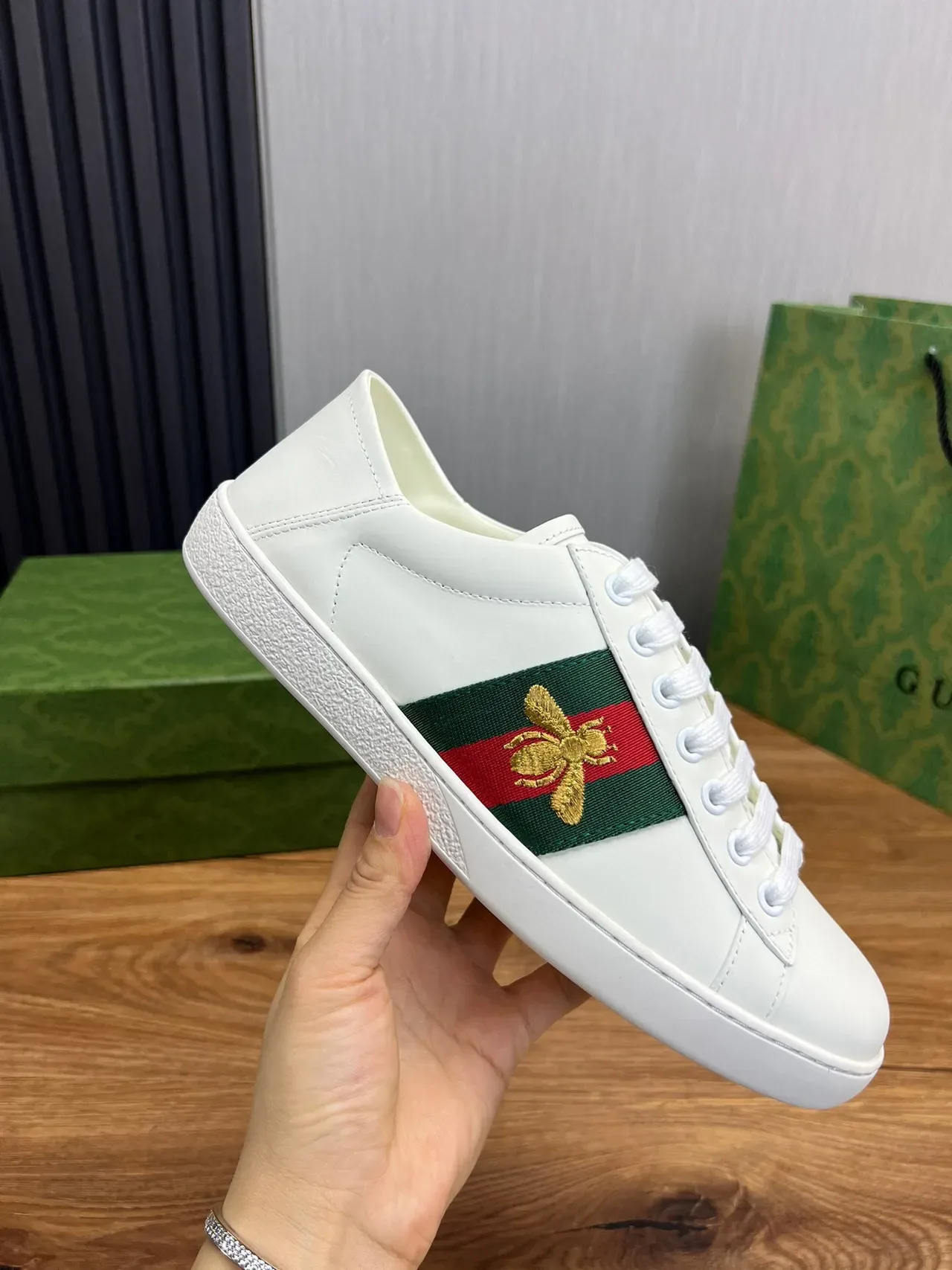 Gucci Ace Sneakers Blanc Vert Rouge Web Rayure Broderie Abeille Style de Vie 7