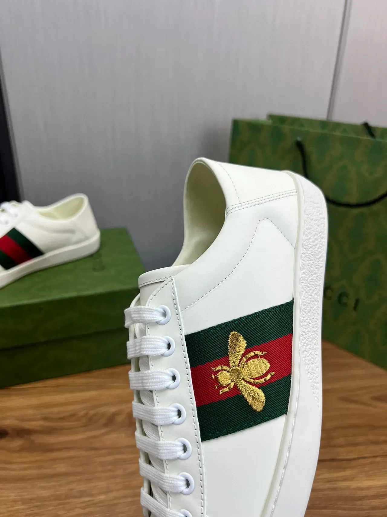 Gucci Ace Sneakers Blanc Vert Rouge Web Rayure Broderie Abeille Style de Vie 8
