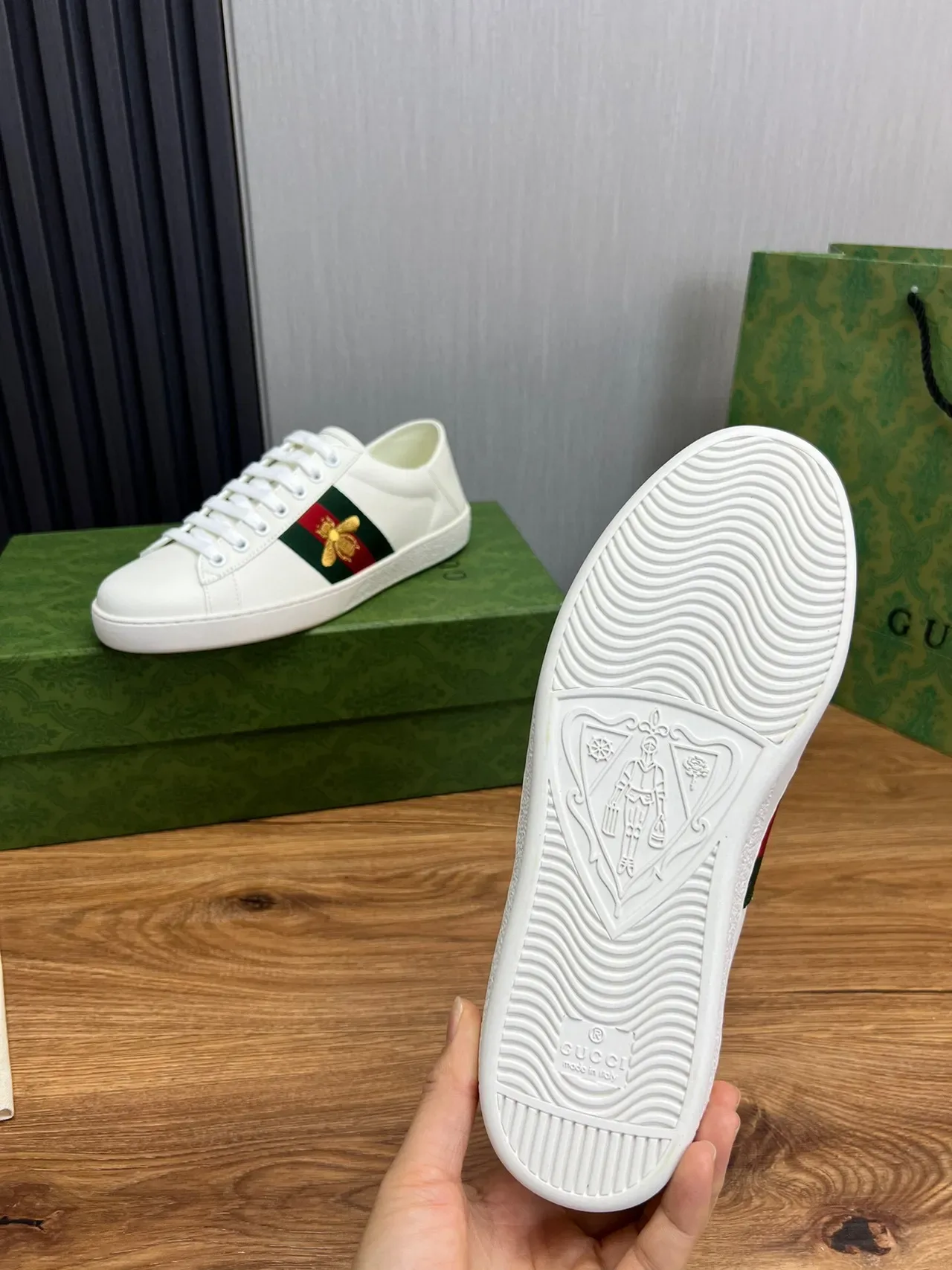 Gucci Ace Sneakers Blanc Vert Rouge Web Rayure Broderie Abeille Style de Vie 9