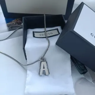 Gucci Alphabet A pendentif chaîne box argentée